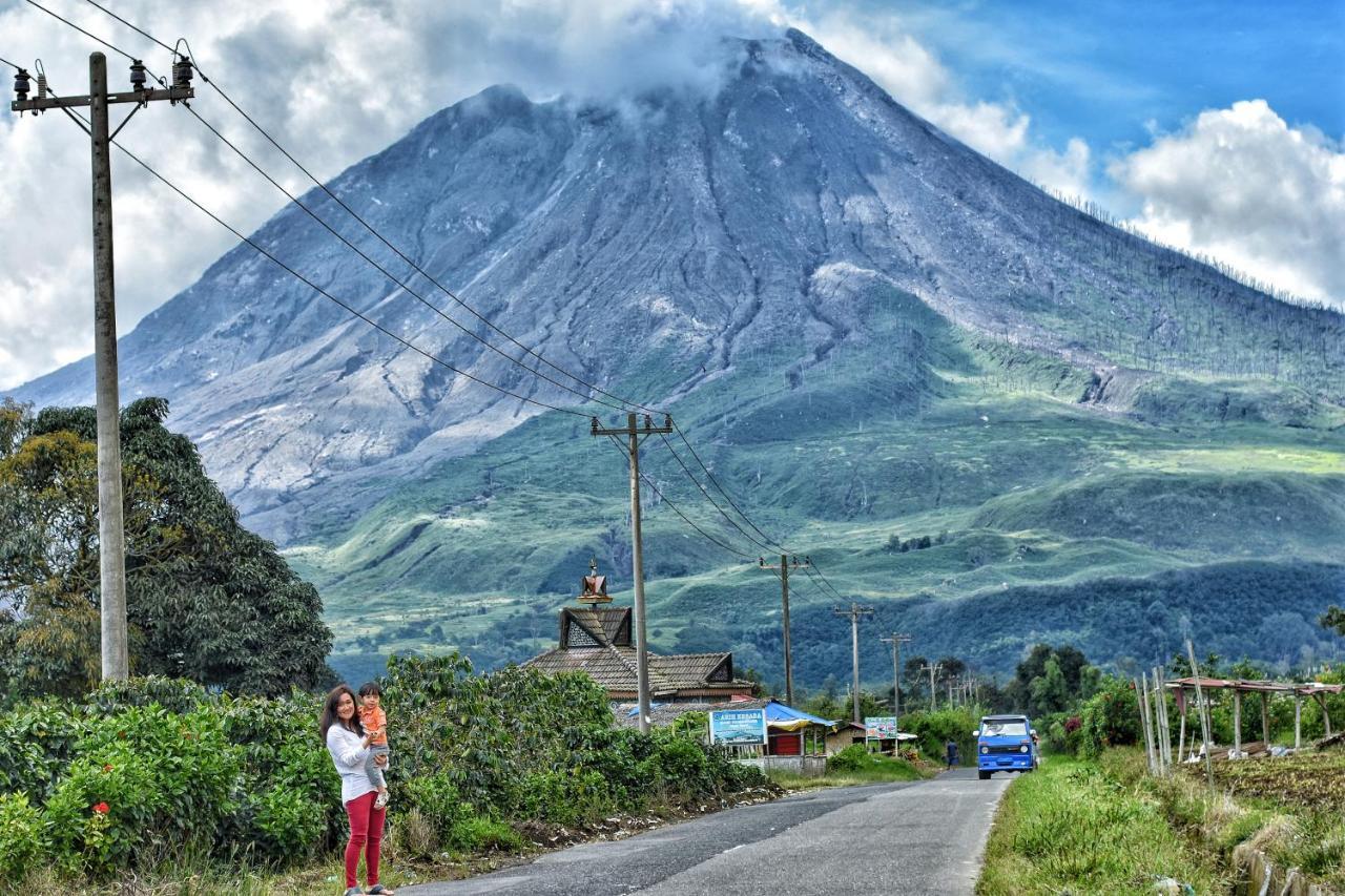 Nachelle Homestay Берастаги Экстерьер фото